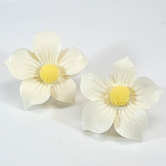 Vintage Earrings 80s White Flower Studs Yellow Center Retro Statement Jewelry - Picture 2 of 10